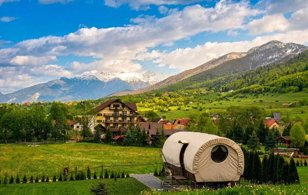 Team Building în Zărnești | Vila Hora cu Brazi | Organizează un team building în Zărnești la Hora cu Brazi: cazare Piatra Craiului, restaurant, SPA, activități outdoor și servicii personalizate pentru echipe.