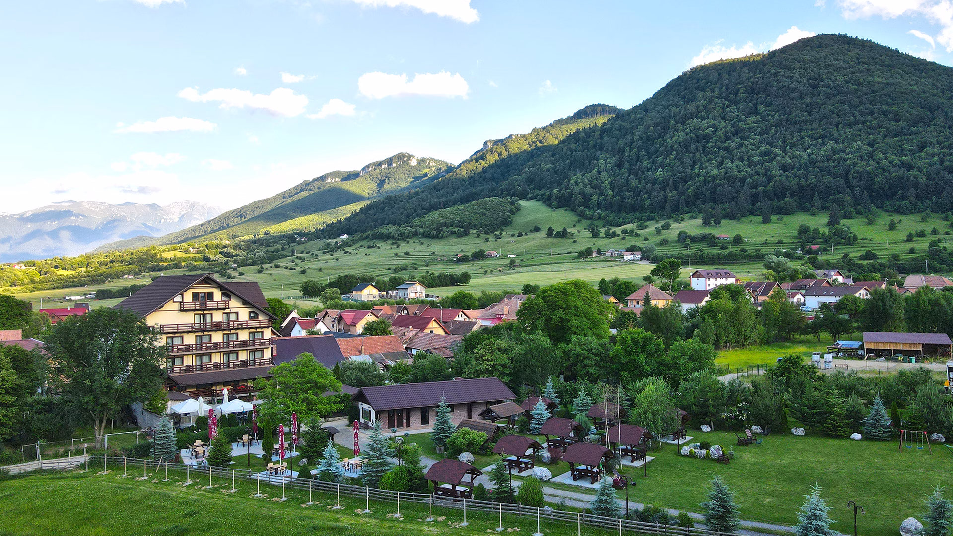 Vila Hora cu Brazi Zărnești – Camere elegante și priveliști spre munte | Descoperă Vila din Zărnești Hora cu Brazi : cazare în camere elegante, SPA, atmosferă caldă, priveliști spectaculoase și acces rapid la restaurant și facilitățile proprietății.