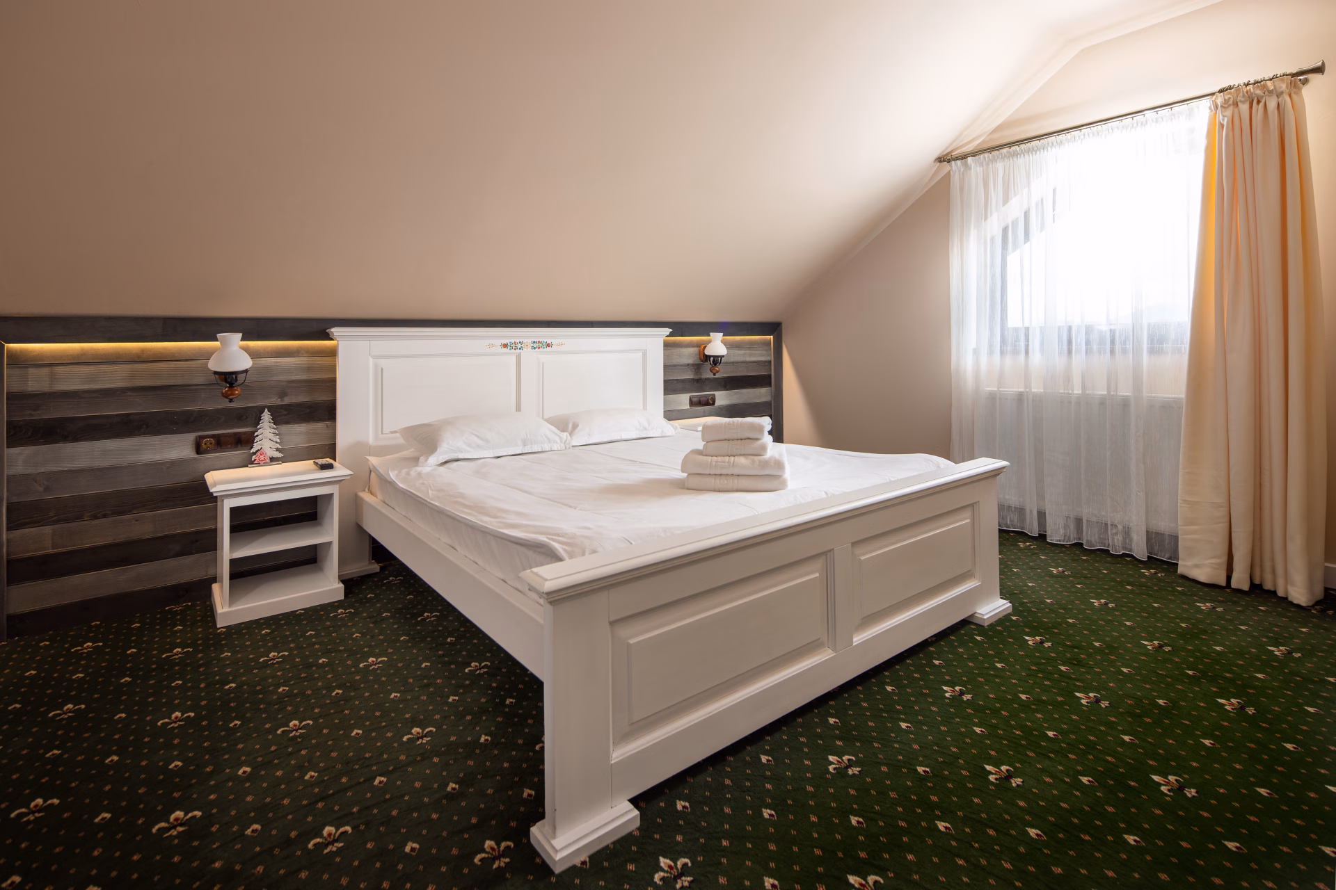 Vila Hora cu Brazi Zărnești – Camere elegante și priveliști spre munte | Descoperă Vila din Zărnești Hora cu Brazi : cazare în camere elegante, SPA, atmosferă caldă, priveliști spectaculoase și acces rapid la restaurant și facilitățile proprietății.