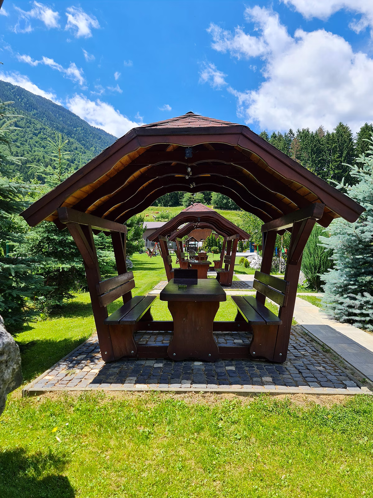Vila Hora cu Brazi Zărnești – Camere elegante și priveliști spre munte | Descoperă Vila din Zărnești Hora cu Brazi : cazare în camere elegante, SPA, atmosferă caldă, priveliști spectaculoase și acces rapid la restaurant și facilitățile proprietății.