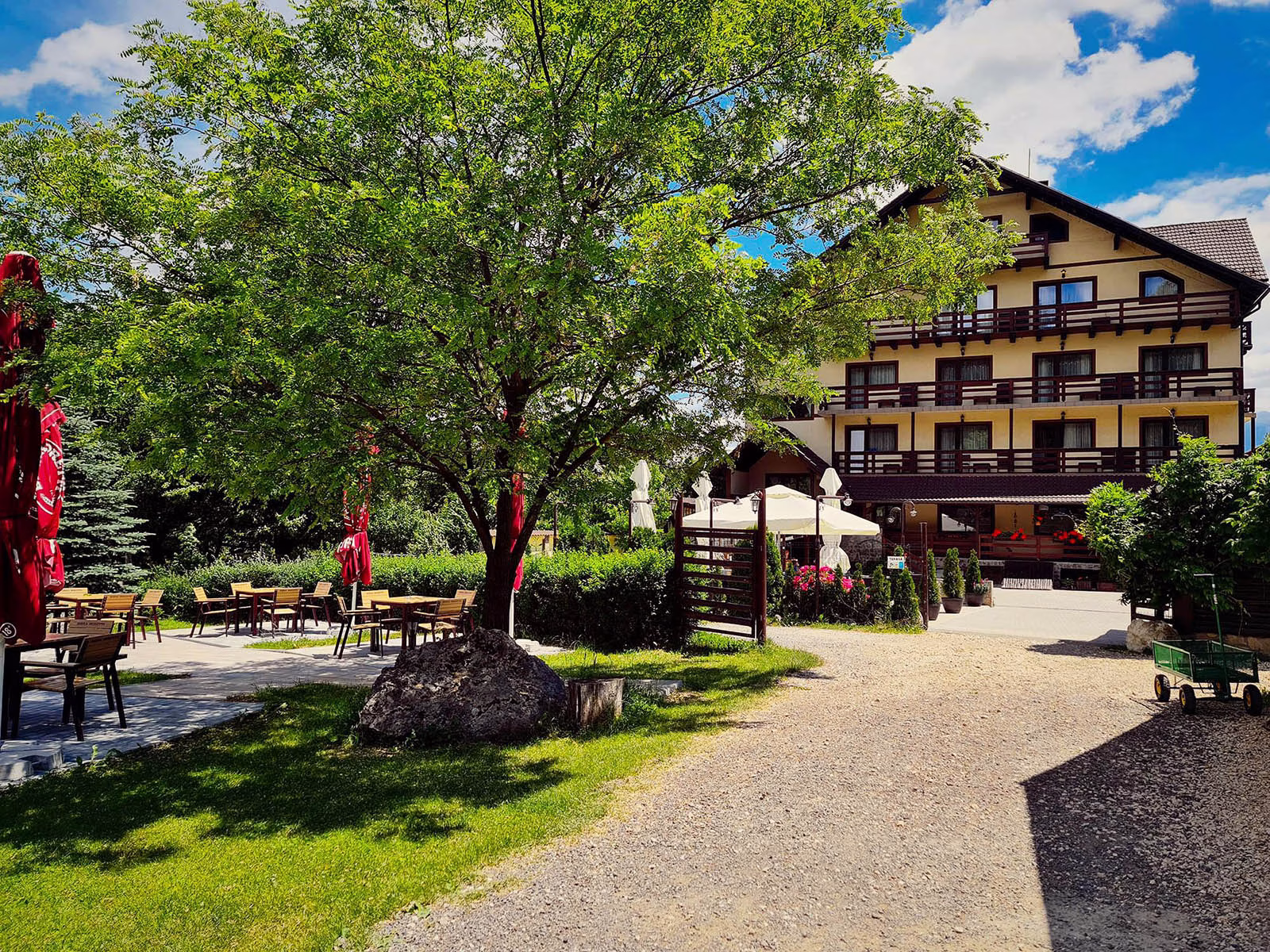 Vila Hora cu Brazi Zărnești – Camere elegante și priveliști spre munte | Descoperă Vila din Zărnești Hora cu Brazi : cazare în camere elegante, SPA, atmosferă caldă, priveliști spectaculoase și acces rapid la restaurant și facilitățile proprietății.