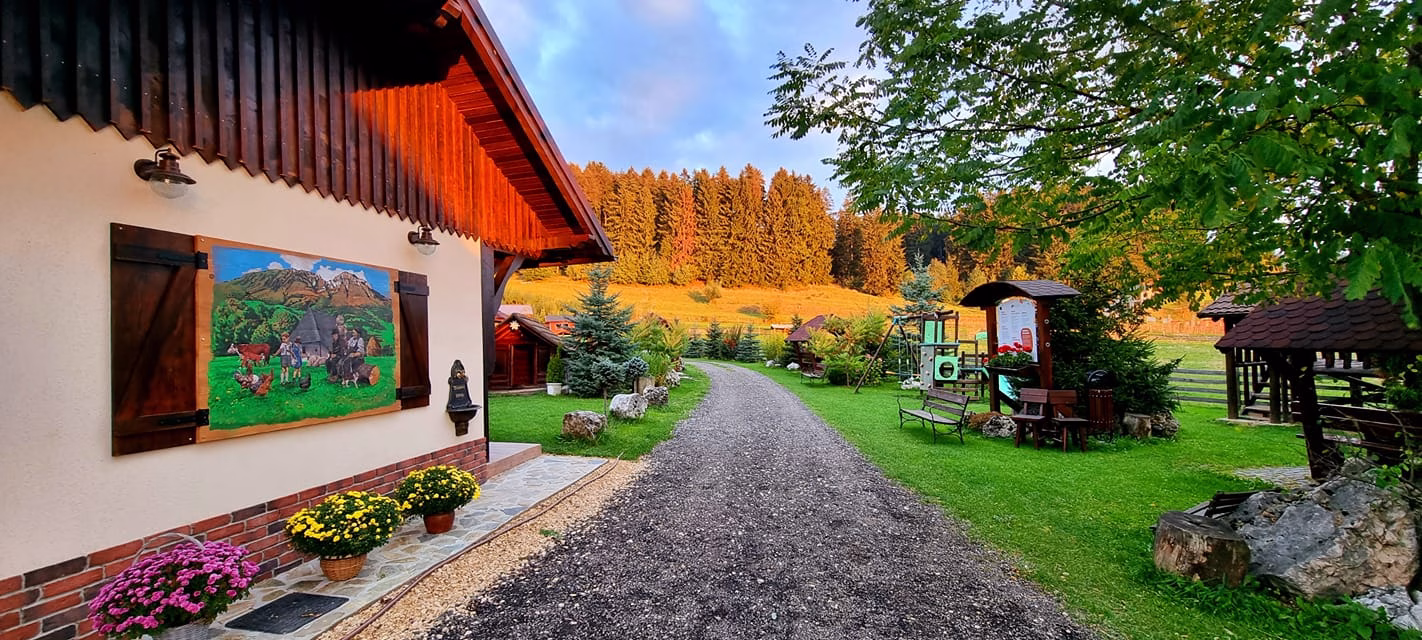 Despre Hora cu Brazi Zărnești | Povestea vilei | Află povestea vilei Hora cu Brazi, locul în care cazarea, natura, relaxarea și ospitalitatea se întâlnesc la poalele Munților Piatra Craiului.