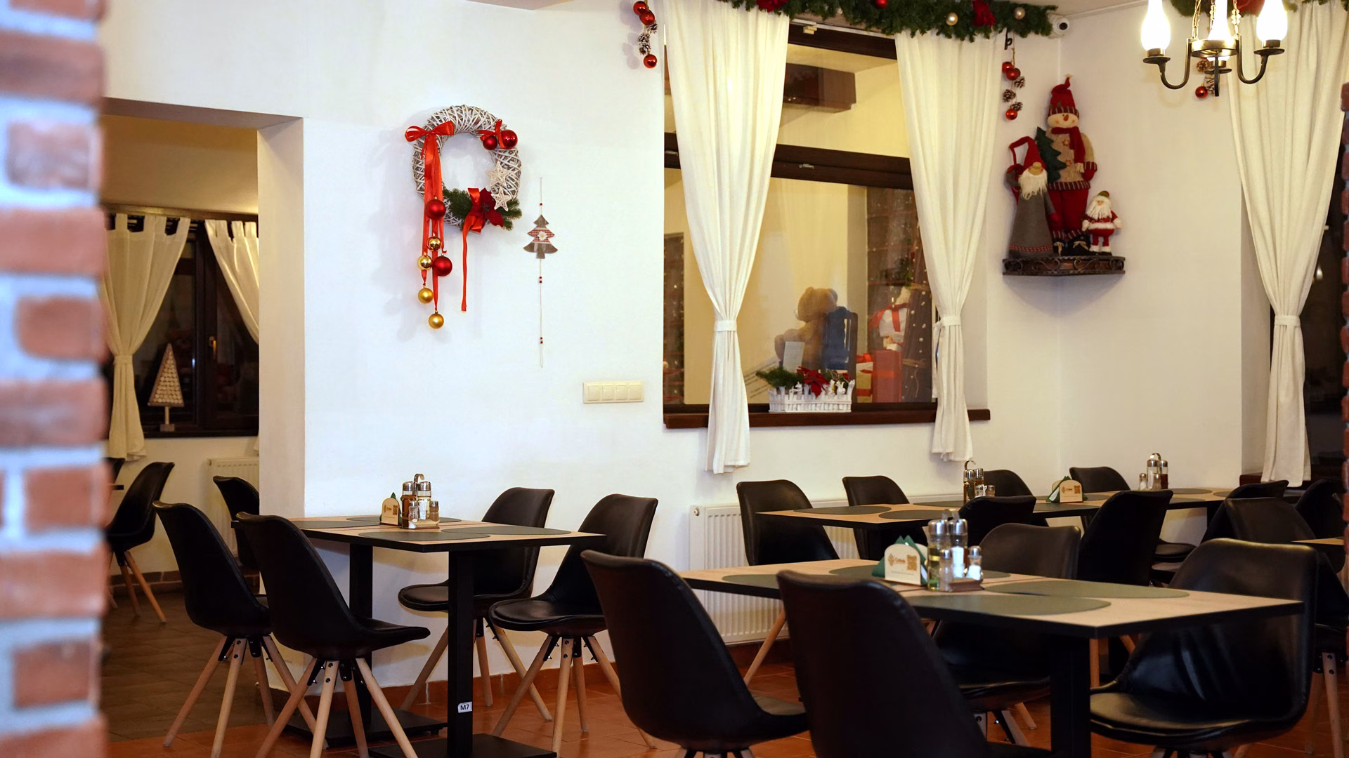 Restaurant Cetiniș Zărnești | În Restaurantul nostru din Zarnesti, peste 70% dintre ingrediente provin din ferma proprie. Consumăm ceea ce producem și gătim cu grijă, din ingrediente curate, organice și atent alese. Livram rapid!