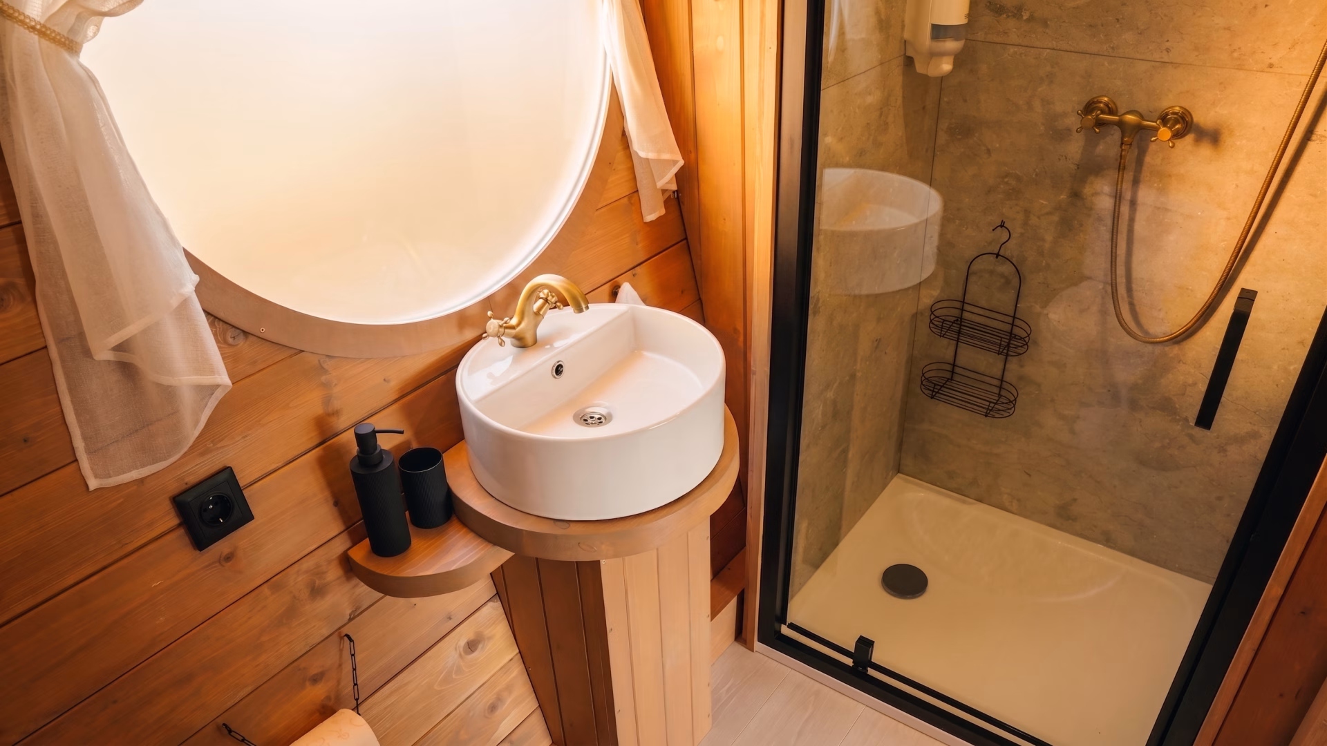 Nomad by Hora cu Brazi | Cazare la căruțe în Zărnești | Alege Nomad by Hora cu Brazi pentru o escapadă romantică în căruțe cochete, cu SPA, restaurant și priveliști spectaculoase. Cazare cu vedere catre Piatra Craiului.